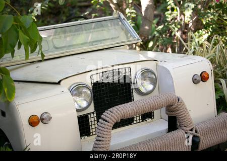 San Diego, Kalifornien, USA - 09-23-2021: Blick auf die Vorderseite eines alten Land Rover Safarifahrzeugs. Stockfoto