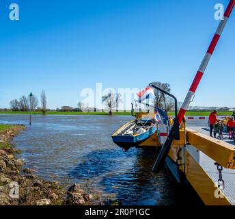 Fähre auf dem Fluss IJssel in den Niederlanden Stockfoto