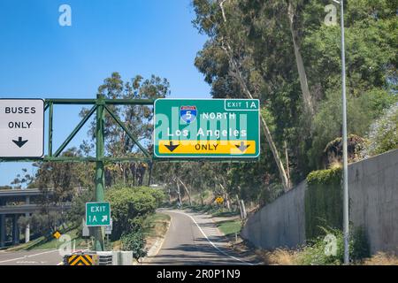 San Diego, Kalifornien, Vereinigte Staaten - 09-23-2021: Autobahnauffahrt und Abfahrt, die auf die Interstate 5 North Freeway in Richtung Los Angeles übergeht. Stockfoto