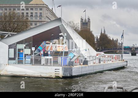 Millbank Millennium Pier, ein Zwischenstopp an der Themse, London, England, für den Uber Boat Travel Service von Thames Clippers. Stockfoto