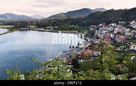 Blick aus der Vogelperspektive auf die Bucht und die Stadt San Esteban de Pravia in Asturien bei Sonnenuntergang und im Frühling. Stockfoto