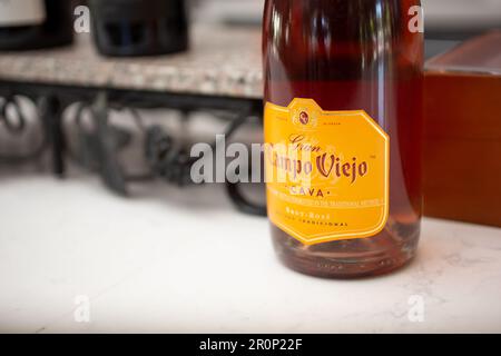 Los Angeles, Kalifornien, Vereinigte Staaten - 08-24-2021: Eine Flasche Gran Campo Viejo Cava Brut Rosé in einem lokalen Restaurant. Stockfoto