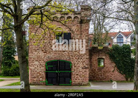 Die erste Backsteingarage, die Carl Benz, der Automobilerfinder, auf seinem Familienanwesen Ladenburg, Baden-Württemberg, Deutschland, gebaut hat Stockfoto