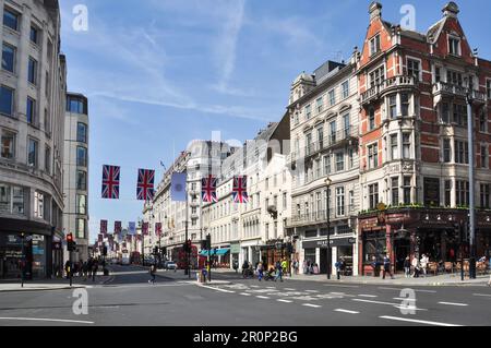 Strand, mit Blick nach Westen mit dem Wellington Public House an der Ecke Wellington Street, London, England, Großbritannien Stockfoto