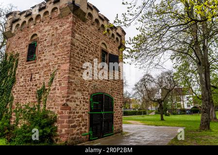 Die erste Backsteingarage, die Carl Benz, der Automobilerfinder, auf seinem Familienanwesen Ladenburg, Baden-Württemberg, Deutschland, gebaut hat Stockfoto