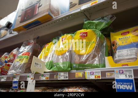 Los Angeles, Kalifornien, USA - 10-25-2021: Ein Blick auf mehrere Beutel glutenfreier Brotprodukte von Schar, die in einem Lebensmittelgeschäft ausgestellt werden. Stockfoto