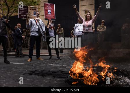 Beirut, Libanon. 9. Mai 2023. Demonstranten posieren für Mitglieder der Medien, als Reifen während eines Protests von Bankeinlegern in der Nähe des Parlaments in Beirut auf einer Straße brennen. Die Brände wurden von Bankeinlegern angezündet, die seit 2019, als die Wirtschaft zusammenbrach, gegen illegale Beschränkungen protestierten, die von lokalen Banken für Abhebungen und Überweisungen verhängt wurden. (Kreditbild: © Daniel Carde/ZUMA Press Wire) NUR REDAKTIONELLE VERWENDUNG! Nicht für den kommerziellen GEBRAUCH! Kredit: ZUMA Press, Inc./Alamy Live News Stockfoto