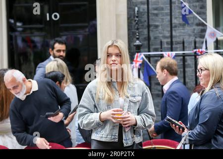 Gäste, die während des "Krönung großes Mittagessen" gesehen wurden. Der britische Premierminister Rishi Sunak und seine Frau Akshata Murty veranstalten nach der Krönung von König Karl III. Am 6. Mai 2023 in der Downing Street im Zentrum von London das „Coronation Big Lunch“. An der Veranstaltung nahmen Helden aus der Gemeinde, Freiwillige, Familien aus der Ukraine und die besondere Gast-First Lady, Jill Biden, die Ehefrau des Präsidenten der Vereinigten Staaten von Amerika, Joe Biden mit Enkelin Finnegan Biden, Teil. Stockfoto