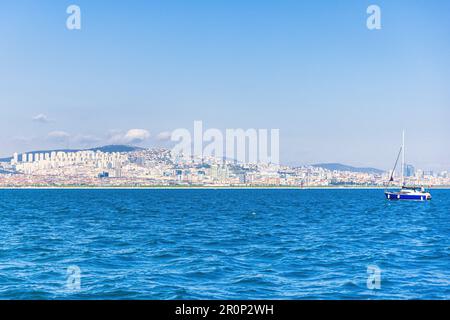 Blick auf ein Boot auf der Bosporus Straight und die Skyline von Istanbul, asiatische Seite Stockfoto