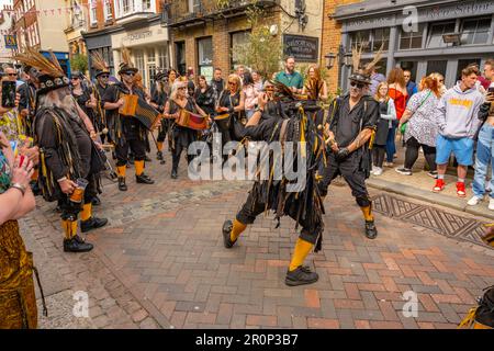 Morris-Tänzer in der Rochester High Street beim Sweeps Festival 2023 Stockfoto