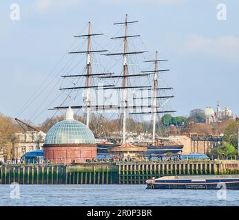 Eintritt zum Greenwich-Fuß-Tunnel (unter der Themse), mit dem Cutty Sark dahinter, London, England. Stockfoto