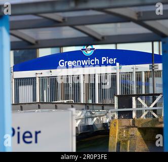 Greenwich Pier, ein Zwischenstopp an der Themse, London, England, für den Uber Boat Travel Service von Thames Clippers. Stockfoto