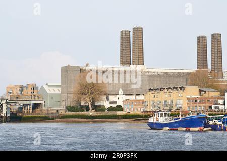 Das Kraftwerk an einem Ufer der Themse in Greenwich, London, England, ist ein Notstromkraftwerk, das früher Öl- und Kohlekraftwerk war. Stockfoto