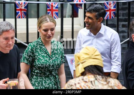 British Prime Minster, Rishi Sunak und Finnegan Biden während des „Krönung Big Lunch“ gesehen. Der britische Premierminister Rishi Sunak und seine Frau Akshata Murty veranstalten nach der Krönung von König Karl III. Am 6. Mai 2023 in der Downing Street im Zentrum von London das „Coronation Big Lunch“. An der Veranstaltung nahmen Helden aus der Gemeinde, Freiwillige, Familien aus der Ukraine und die besondere Gast-First Lady, Jill Biden, die Ehefrau des Präsidenten der Vereinigten Staaten von Amerika, Joe Biden mit Enkelin Finnegan Biden, Teil. (Foto: Steve Taylor/SOPA Images/Sipa USA) Stockfoto