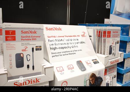 Los Angeles, Kalifornien, USA - 10-25-2021: Eine Ansicht mehrerer Pakete von SanDisk tragbaren SSD-Festplatten. Stockfoto