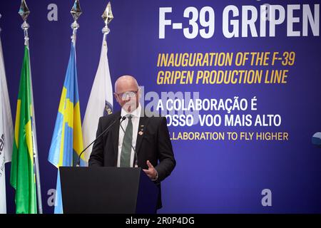 Gaviao Peixoto, Brasilien. 09. Mai 2023. Micael Johansson, President und CEO von SAAB, spricht, während der brasilianische Präsident Luiz Inacio Lula da Silva am 9. Mai 2023 bei einem Besuch in Embraers Fabrik in Gaviao Peixoto, Sao Paulo, Brasilien, an der Eröffnung der Produktionslinie des Kampfflugzeugs F-39 Gripen teilnimmt. (Foto: Igor do Vale/Sipa USA) Guthaben: SIPA USA/Alamy Live News Stockfoto