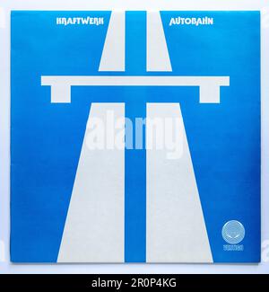 LP-Cover von Autobahn, dem vierten Studioalbum der deutschen Pioniere der elektronischen Musik Kraftwerk, das 1974 veröffentlicht wurde Stockfoto