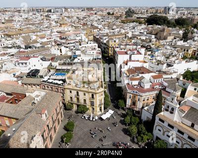 Luftaufnahme vom Glockenturm La Giralda zum historischen Stadtzentrum von Sevilla in der Kathedrale von Sevilla, Andalusien, Südspanien. Stockfoto