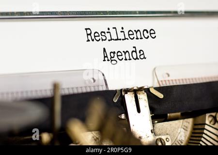 Symbol für Resilienz-Agenda. Das Konzeptwort Resilience-Agenda, getippt auf einer alten Schreibmaschine. Wunderschöner weißer Hintergrund. Business and Resilience Agenda Contra Stockfoto