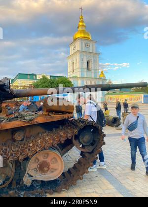 Die zerstörte russische Militärausstellung ist eine Open-Air-Ausstellung mit russischer Militärausrüstung. Ukraine, Kiew 05-05-2022 Stockfoto