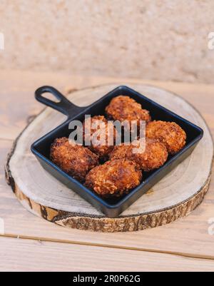 Ration typischer spanischer Kroketten gefüllt mit Hühnchen und Meeresfrüchten Stockfoto