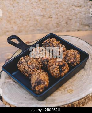 Ration typischer spanischer Kroketten gefüllt mit Hühnchen und Meeresfrüchten Stockfoto