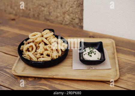 Ration typischer spanischer gebratener Calamari-Ringe Stockfoto