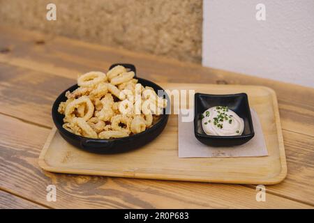 Ration typischer spanischer gebratener Calamari-Ringe Stockfoto