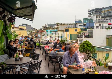 Blick von der Dachterrasse des Coffee Club Café & Restaurant im Stadtzentrum von Hanoi, Vietnam. Stockfoto
