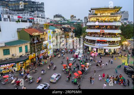 Blick auf das Ham Ca Map-Gebäude und die Umgebung im Stadtzentrum von Hanoi, Vietnam. Stockfoto