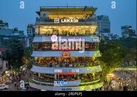 Blick auf das Ham Ca Map Gebäude und während der Abendstunden im Stadtzentrum von Hanoi, Vietnam. Stockfoto