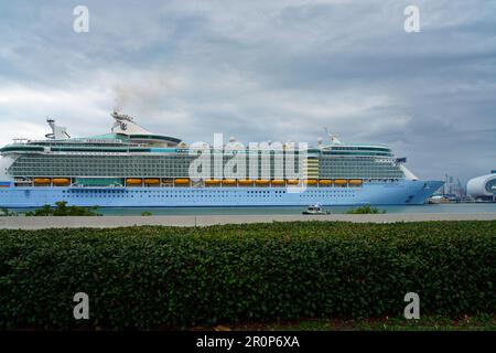 MIAMI BEACH, FL, -17. FEBRUAR 2023 - Blick auf die MS Freedom of the Seas, ein Kreuzfahrtschiff, das von Royal Caribbean International betrieben wird. In Port Miami in Florida, t Stockfoto