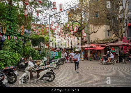 Pho Tong Duy Tan, eine beliebte gepflasterte Straße mit vielen Cafés, Bars und Restaurants in der Altstadt von Hanoi, Vietnam. Stockfoto