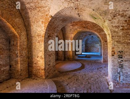 Am Nachmittag prallt natürliches Licht von den Backsteinwänden eines Bogenkasemats im historischen Fort Pickens in Gulf Islands National Seashore in der Nähe von Pensacola Be Stockfoto