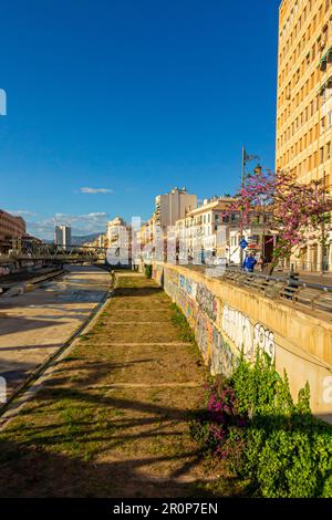 Der Fluss Guadalmedina, der durch das Zentrum der Stadt Malaga in Andalusien im Süden Spaniens fließt und das ganze Jahr über trocken ist. Stockfoto