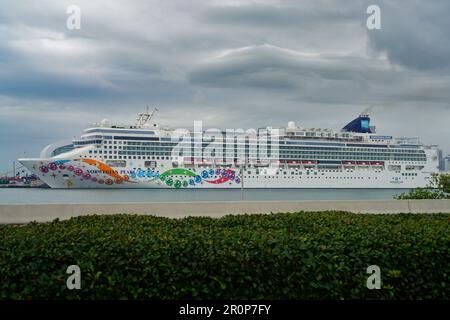 MIAMI BEACH, FL, -17. FEBRUAR 2023 - View of the Norwegian Pearl, ein Kreuzfahrtschiff, das von Norwegian Cruise Lines (NCL) in Port Miami in Florida, den Larges, betrieben wird Stockfoto