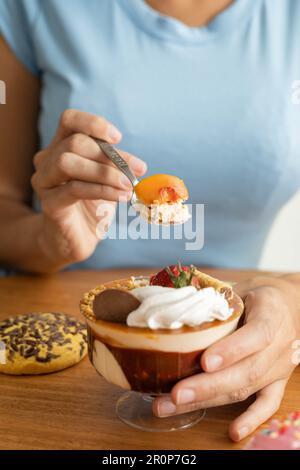 Genießen Sie ein köstliches süßes Dessert, dekoriert mit verschiedenen Belägen, Kuchen und Kekse im Hintergrund, Tapete in einem Food Studio, Gourmet-Gebäck Stockfoto