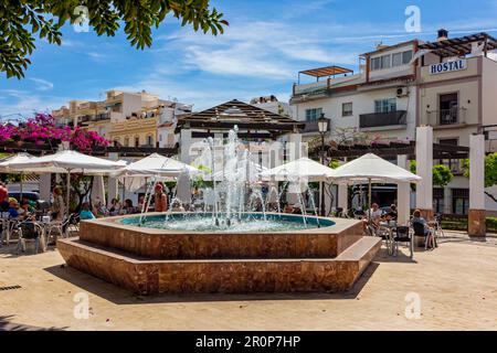 Zierbrunnen und Pool neben einem Straßencafé in Nerja ein Küstenresort an der Costa del Sol in Andalusien, Südspanien. Stockfoto