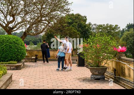 Touristen machen ein Selfie in der kaiserlichen Zitadelle von Thang Long in Hanoi, Vietnam. Stockfoto