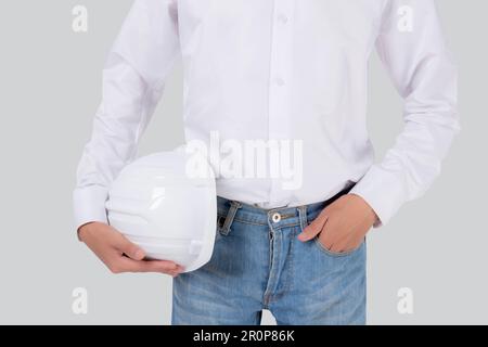 Nahaufnahmen des Menschen ist ein Ingenieur, der den Helm im Stehen hält, und mit selbstbewusster Isolation auf weißem Hintergrund ist der gutaussehende Mann Architekt oder Bauunternehmer Hol Stockfoto