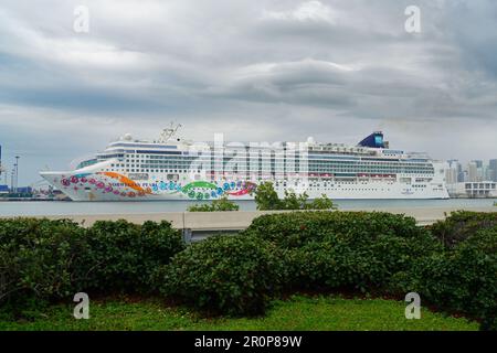 MIAMI BEACH, FL, -17. FEBRUAR 2023 - View of the Norwegian Pearl, ein Kreuzfahrtschiff, das von Norwegian Cruise Lines (NCL) in Port Miami in Florida, den Larges, betrieben wird Stockfoto