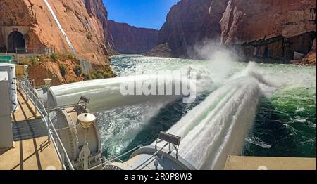 Page, Vereinigte Staaten von Amerika. 05. November 2018. Wasserstrahlen werden am Fuße des Glen Canyon Dam während eines High Flow Experiments am 5. November 2018 in der Nähe von Page, Arizona, freigesetzt. Das Ziel des High Flow Experiments ist es, im Flusskanal gelagerten Sand zu bewegen und wieder abzulegen, um erodierte Sandbänke und Strände stromabwärts des Paria River im Grand Canyon National Park wieder aufzubauen. Kredit: Michael Quinn/National Park Service/Alamy Live News Stockfoto