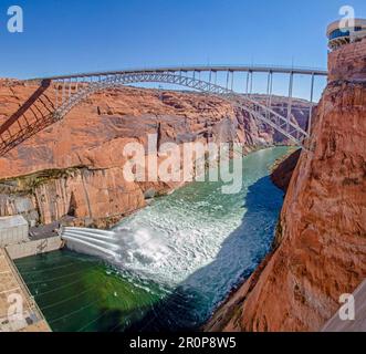 Page, Vereinigte Staaten von Amerika. 05. November 2018. Wasserstrahlen werden am Fuße des Glen Canyon Dam während eines High Flow Experiments am 5. November 2018 in der Nähe von Page, Arizona, freigesetzt. Das Ziel des High Flow Experiments ist es, im Flusskanal gelagerten Sand zu bewegen und wieder abzulegen, um erodierte Sandbänke und Strände stromabwärts des Paria River im Grand Canyon National Park wieder aufzubauen. Kredit: Michael Quinn/National Park Service/Alamy Live News Stockfoto