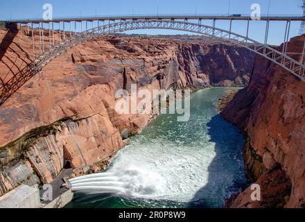 Page, Vereinigte Staaten von Amerika. 05. November 2018. Wasserstrahlen werden am Fuße des Glen Canyon Dam während eines High Flow Experiments am 5. November 2018 in der Nähe von Page, Arizona, freigesetzt. Das Ziel des High Flow Experiments ist es, im Flusskanal gelagerten Sand zu bewegen und wieder abzulegen, um erodierte Sandbänke und Strände stromabwärts des Paria River im Grand Canyon National Park wieder aufzubauen. Kredit: Michael Quinn/National Park Service/Alamy Live News Stockfoto