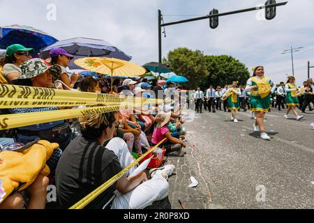 Die Studenten marschieren zur Bürgerparade am Jahrestag der Schlacht im Staat Puebla im Mai 5 Stockfoto