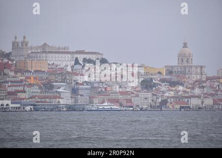 Skyline von Lissabon an einem regnerischen Tag von Cacilhas, Portugal Stockfoto