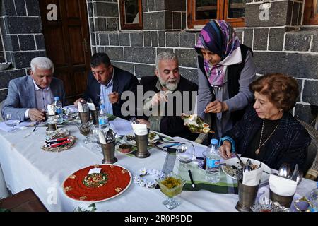 Die für den Wettbewerb zubereiteten Gerichte werden den Jurymitgliedern präsentiert. Filiz Parlak, Gastronomie-Gastronomie in Diyarbakir, organisierte einen Wettbewerb für natürliche Kräuternahrung. Um die in den Hevsel-Gärten des Weltkulturerbes angebauten Kräuter und die daraus hergestellten Lebensmittel zu fördern, wurden 41 Arten von Lebensmitteln aus 21 Arten von Kräutern zubereitet. Zu den Speisen und Getränken zählten süße Speisen aus diesen Kräutern, Gurken, Marmeladen, Keksen, türkischem Honig, Kaffee, Tee, Dekanter, Brot. Bei dem Wettbewerb im historischen Zerzevan Palace probierten die Geschworenen 21 Arten von Stockfoto