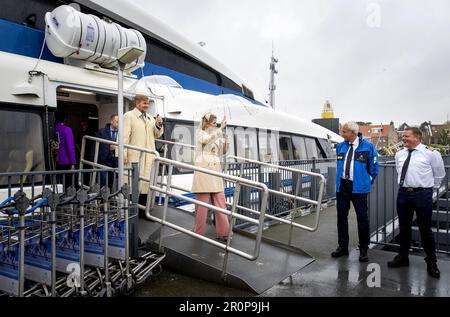 Wadden Islands, Niederlande. 09. Mai 2023. WEST-TERSCHELLING - König Willem-Alexander und Königin Maxima kommen im Hafen von Terschelling an. Das königliche Paar wird einen zweitägigen regionalen Besuch der Wadden Islands abstatten. ANP KOEN VAN WEEL niederlande out - belgien out Credit: ANP/Alamy Live News Stockfoto