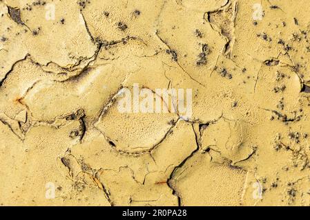 Gerissene Farbe auf Metalloberfläche. Metallstruktur mit Rost Stockfoto