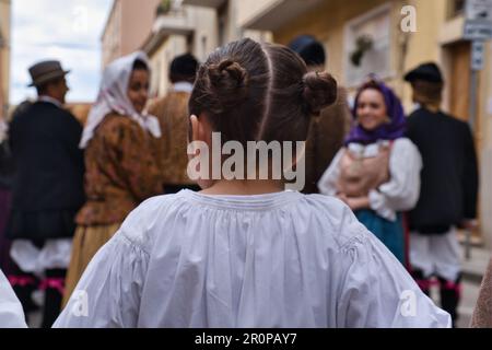 Rückblick auf die Frisur eines jungen Mädchens bei der 367. Ausgabe der heiligen Efisio-Volks-/Religionsprozession in Cagliari Stockfoto